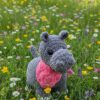 Hipopótamo Amigurumi Gris con Pañuelo Rosa – Peluche Artesanal